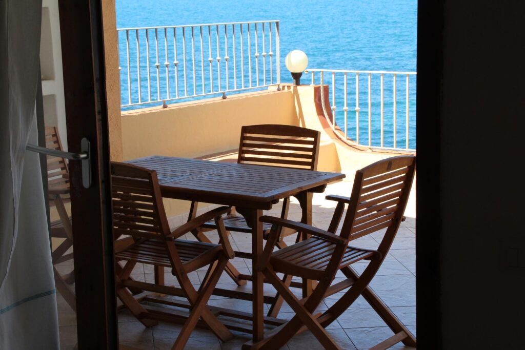 Lieblingsplatz für leckere Speisen ist sicherlich die Terrasse mit Meerblick, Ferienhaus Barbara, Torre delle Stelle - meer sardinien urlaub