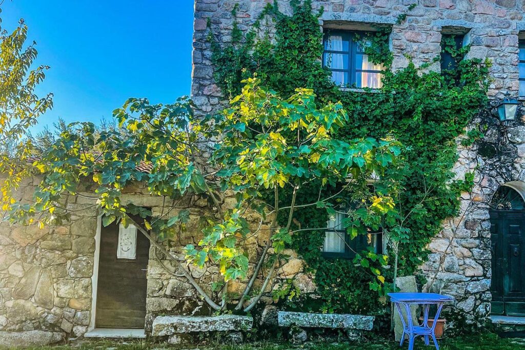 Schönes Stimmungsbild des Zimmergebäudes Pool-Stazzo in Naturstein, Agriturismo Il Muto di Gallura, Aggius - meer sardinien urlaub