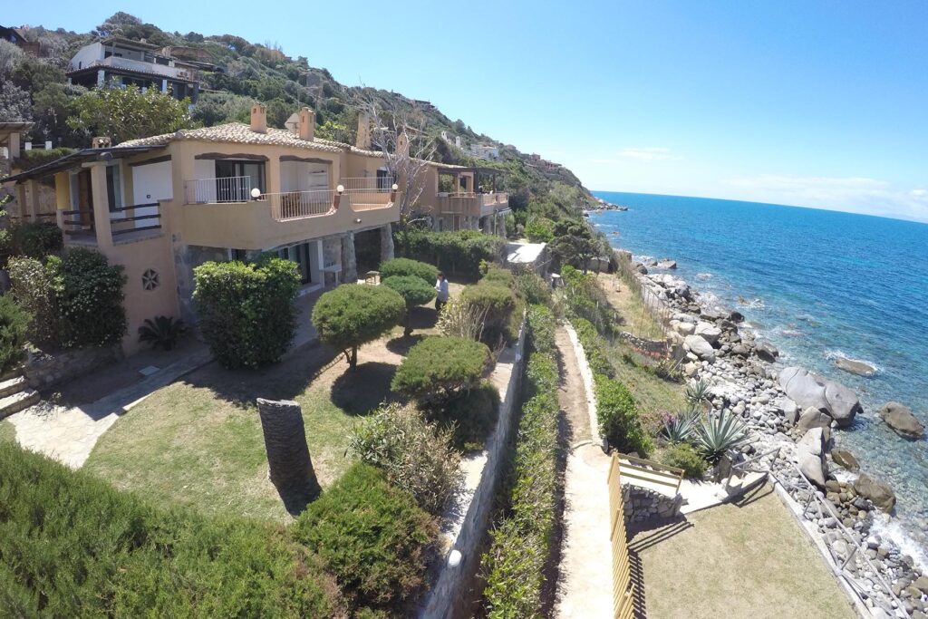 Sicht auf das Ferienhaus Barbara in Torre delle Stelle und den direkt angrenzenden Felsstrand - meer sardinien urlaub