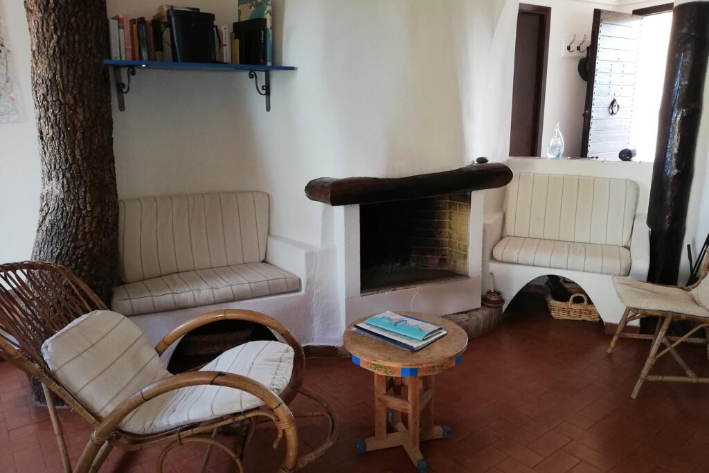 Sitzbereich beim Kamin, Ferienhaus Rubino, Torre delle Stelle - meer sardinien urlaub