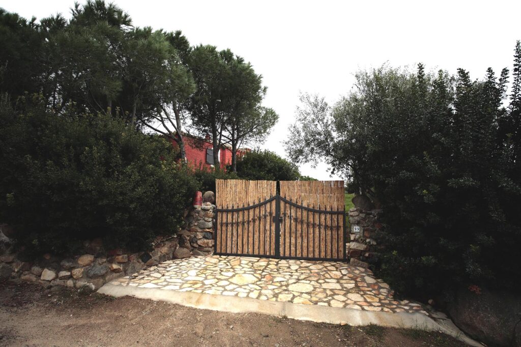 das Eingangstor des Ferienhauses Rubino, Torre delle Stelle - meer sardinien urlaub