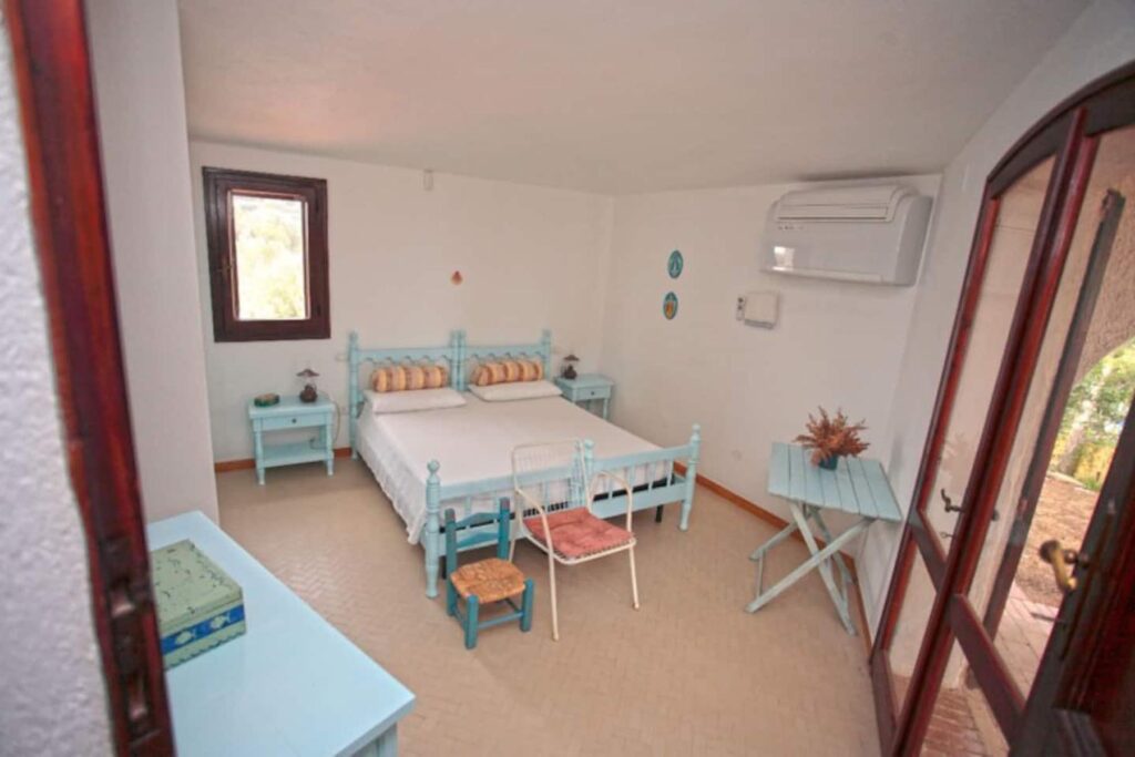 das Schlafzimmer Conchiglia mit eigenem Bad im Ferienhaus Rubino, Torre delle Stelle - meer sardinien urlaub
