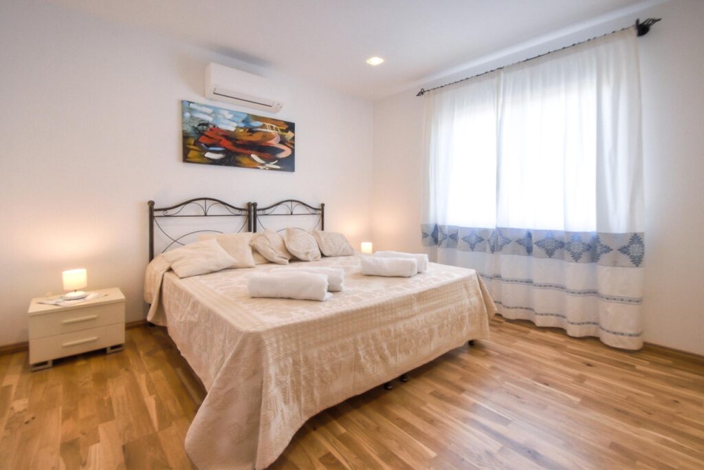 das Schlafzimmer mit Doppelbett des Ferienhauses Barbara, Alghero - meer sardinien urlaub