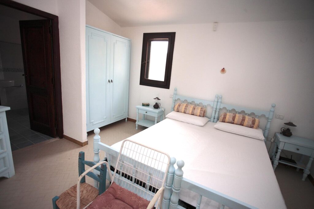 das Schlafzimmer mit eigenem Bad im Ferienhaus Rubino, Torre delle Stelle - meer sardinien urlaub