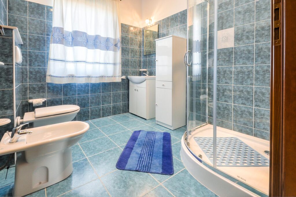 das blaugrau geflieste Bad des Ferienhauses Barbara, Alghero - meer sardinien urlaub
