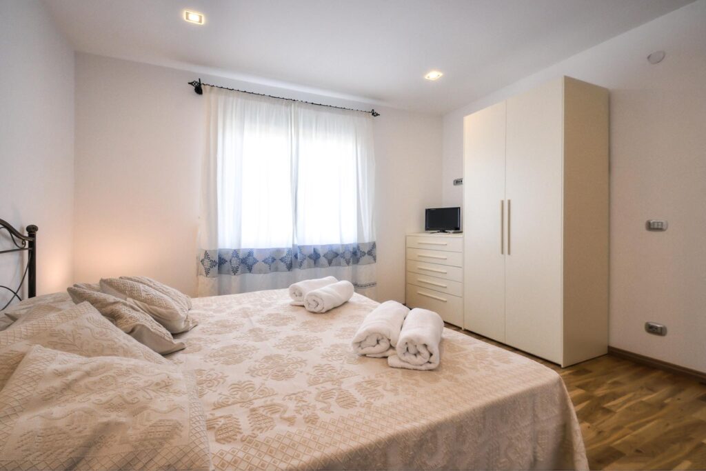 das hübsche Schlafzimmer mit Doppelbett des Ferienhauses Barbara, Alghero - meer sardinien urlaub