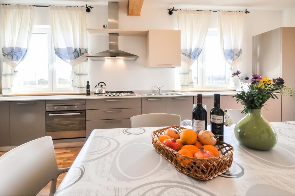 der Blick vom Esstisch auf die tolle Kochzeile des Ferienhauses Barbara, Alghero - meer sardinien urlaub