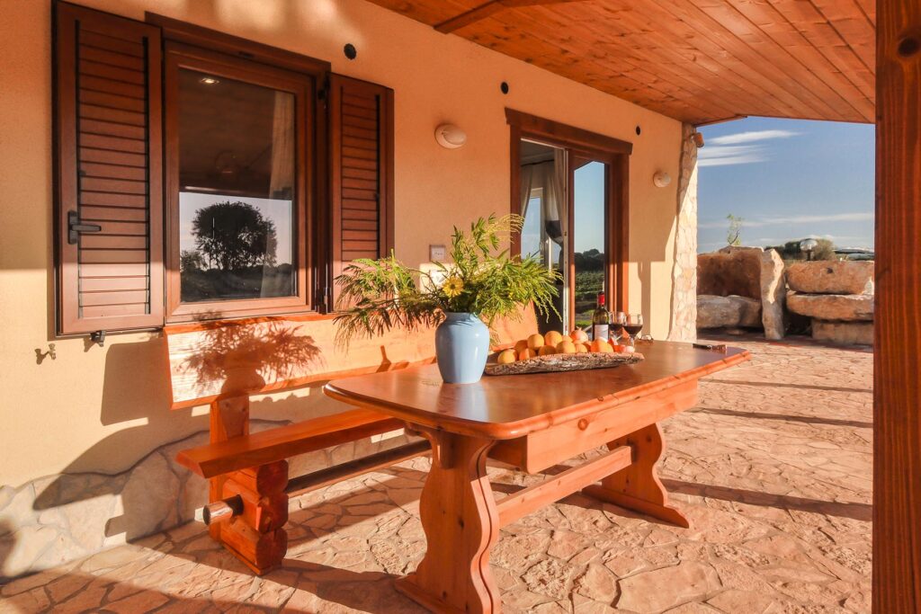 der Essbereich auf der überdachten Terrasse des Ferienhauses Barbara, Alghero - meer sardinien urlaub