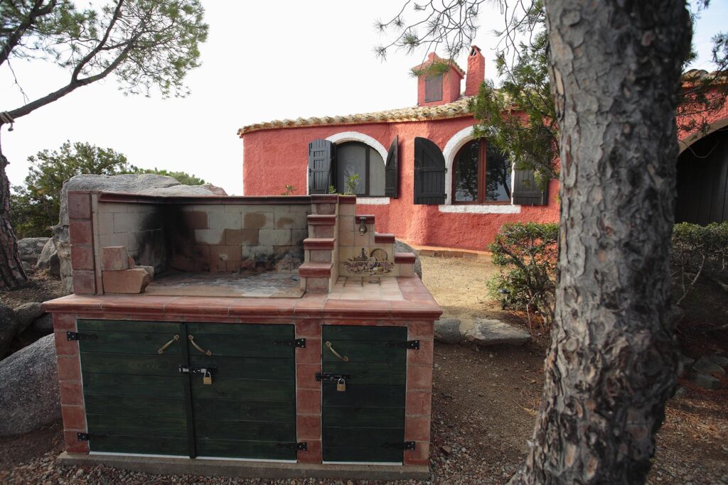 der Grill im tollen Garten des Ferienhauses Rubino, Torre delle Stelle - meer sardinien urlaub