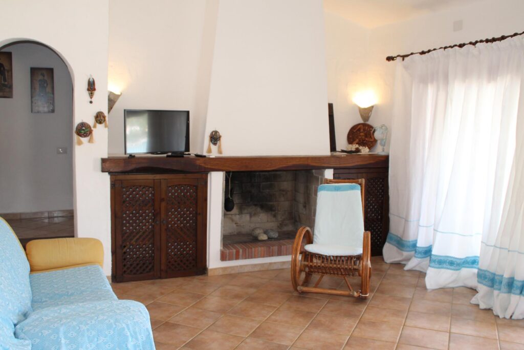 der Wohnraum im ersten Stock mit Kamin des Ferienhauses Barbara, Torre delle Stelle - meer sardinien urlaub