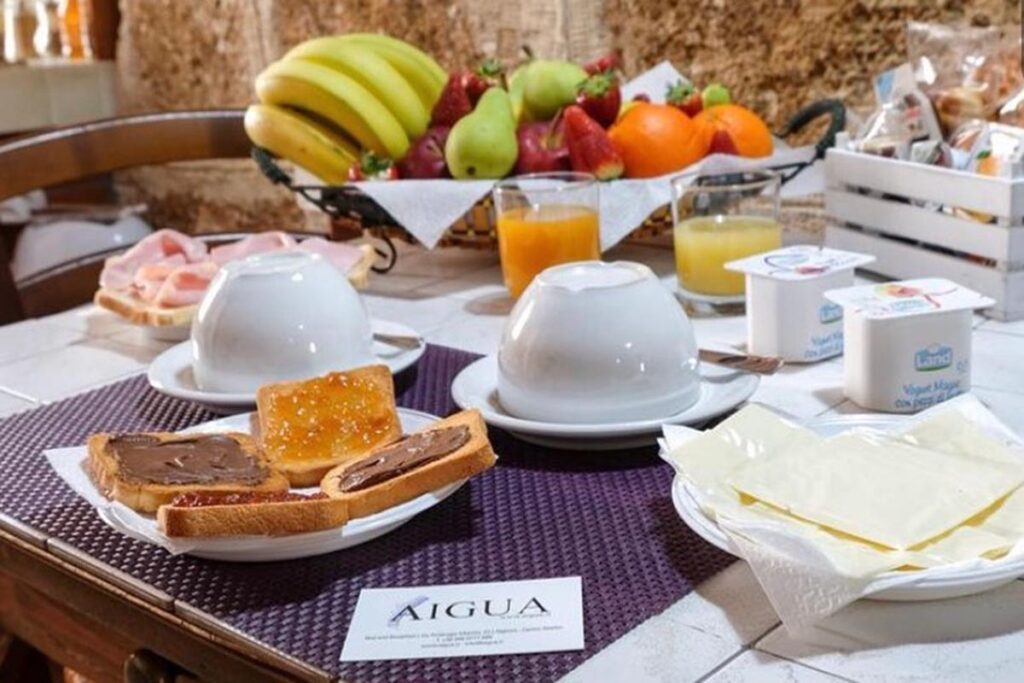 ein mögliches Frühstücksbüffet direkt im Zimmer des BB Aigua in Alghero - meer sardinien urlaub