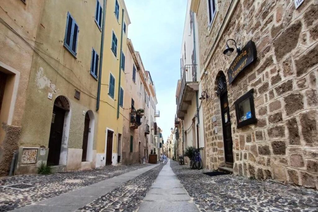eine Strasse im historischen Stadtkern von Alghero, unweit des BB Aigua - meer sardinien urlaub