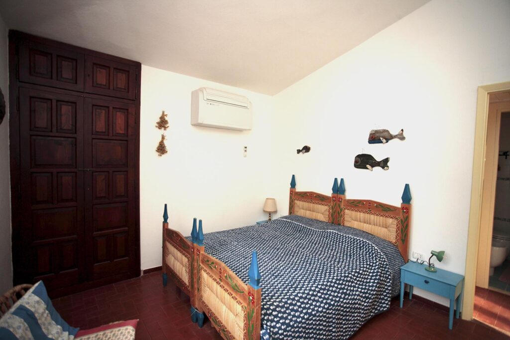 eines der drei Schlafzimmer, Ferienhaus Rubino, Torre delle Stelle - meer sardinien urlaub