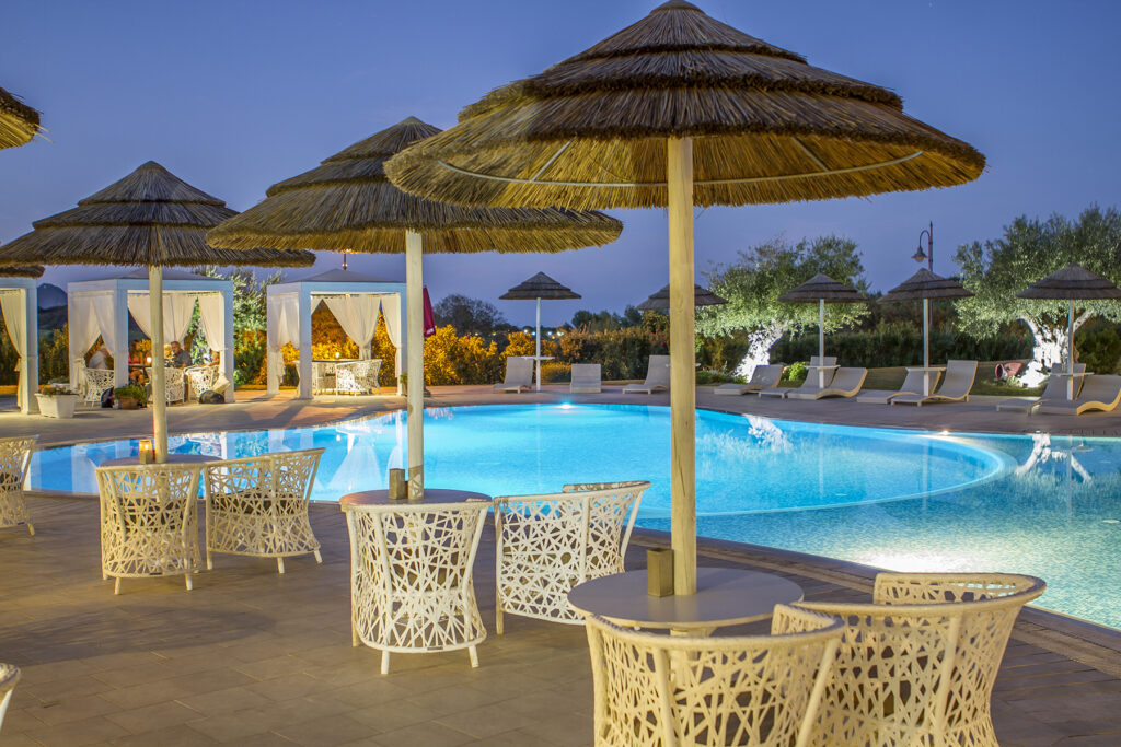 Abend-Idylle am Pool vom Hotel Villas Resort, Castiadas - meer sardinien urlaub
