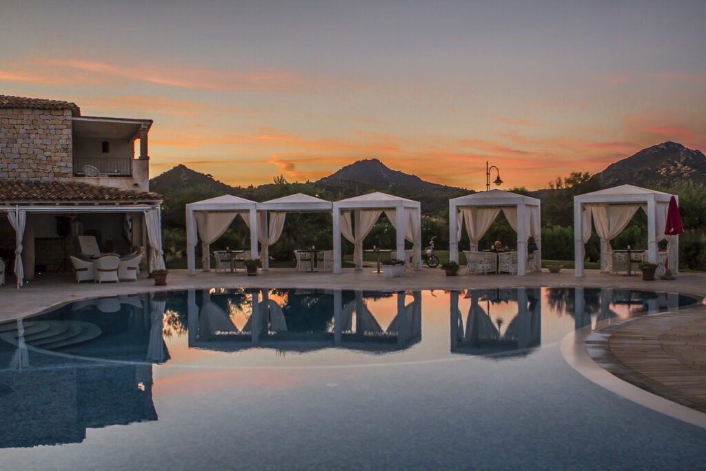 Nachtstimmung am Pool vom Hotel Villas Resort, Castiadas - meer sardinien urlaub