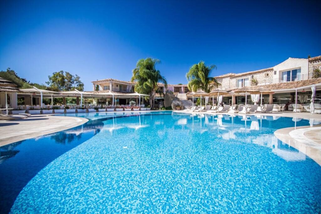 der Pool und das Hotelgebäude im Hintergrund, Villas Resort, Castiadas - meer sardinien urlaub
