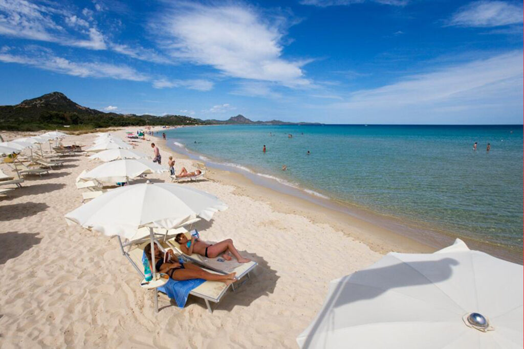 der Strandservice vom Hotel Villas Resort, Castiadas - meer sardinien urlaub