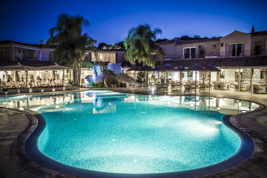 der beleuchtete Pool mit Hotelgebäude vom Villas Resort bei Castiadas - meer sardinien urlaub