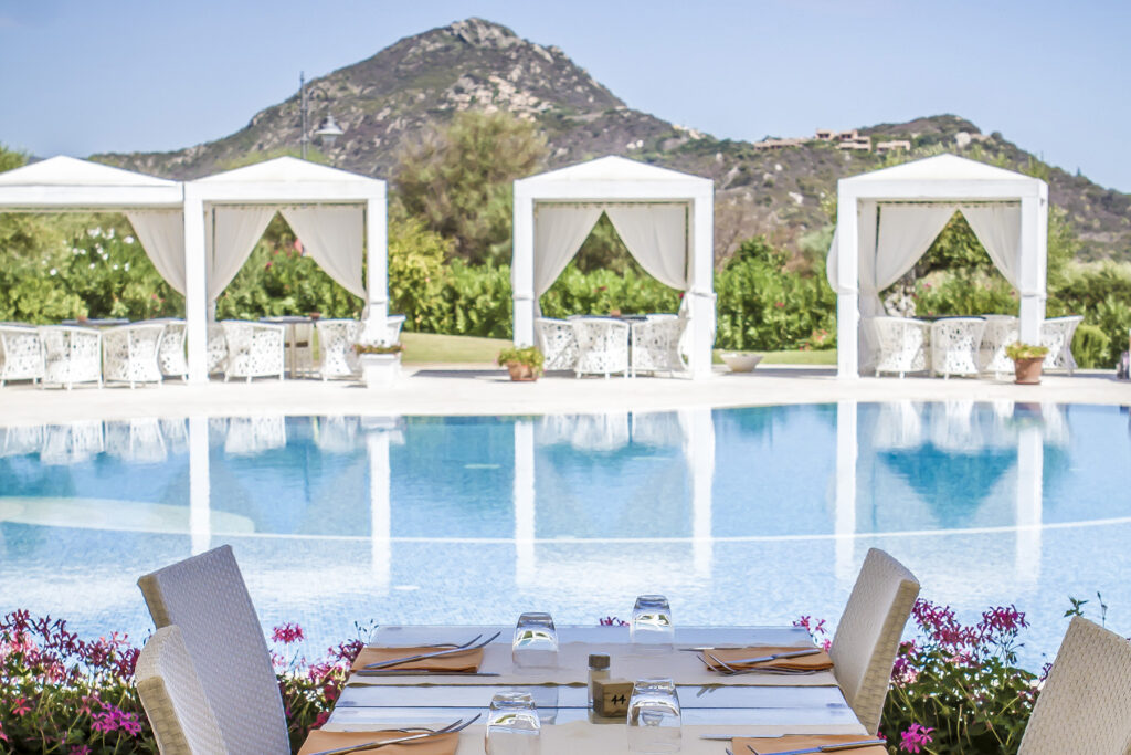 die Restaurant-Terrasse vom Hotel Villas Resort, Castiadas - meer sardinien urlaub