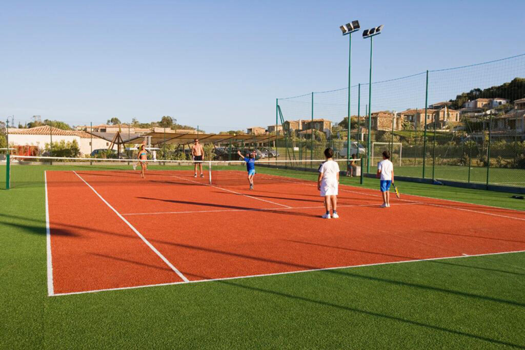 ein Tennisplatz im Hotel Villas Resort, Castiadas - meer sardinien urlaub