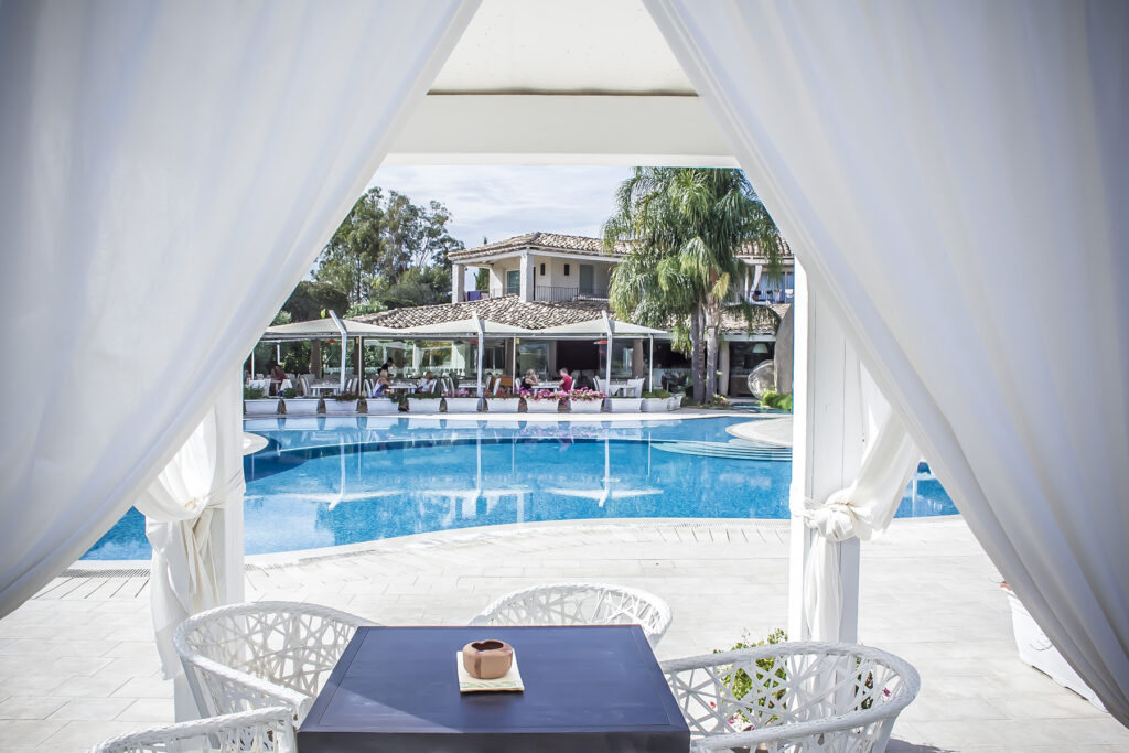 Weisse Vorhänge rahmen den Blick zum Pool ein, Hotel Villas Resort, Castiadas - meer sardinien urlaub