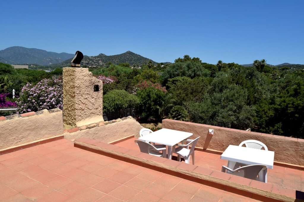 Blick auf die Hügel von der Dachterrasse des Ferienhauses Giunco, Villasimius - meer sardinien urlaub