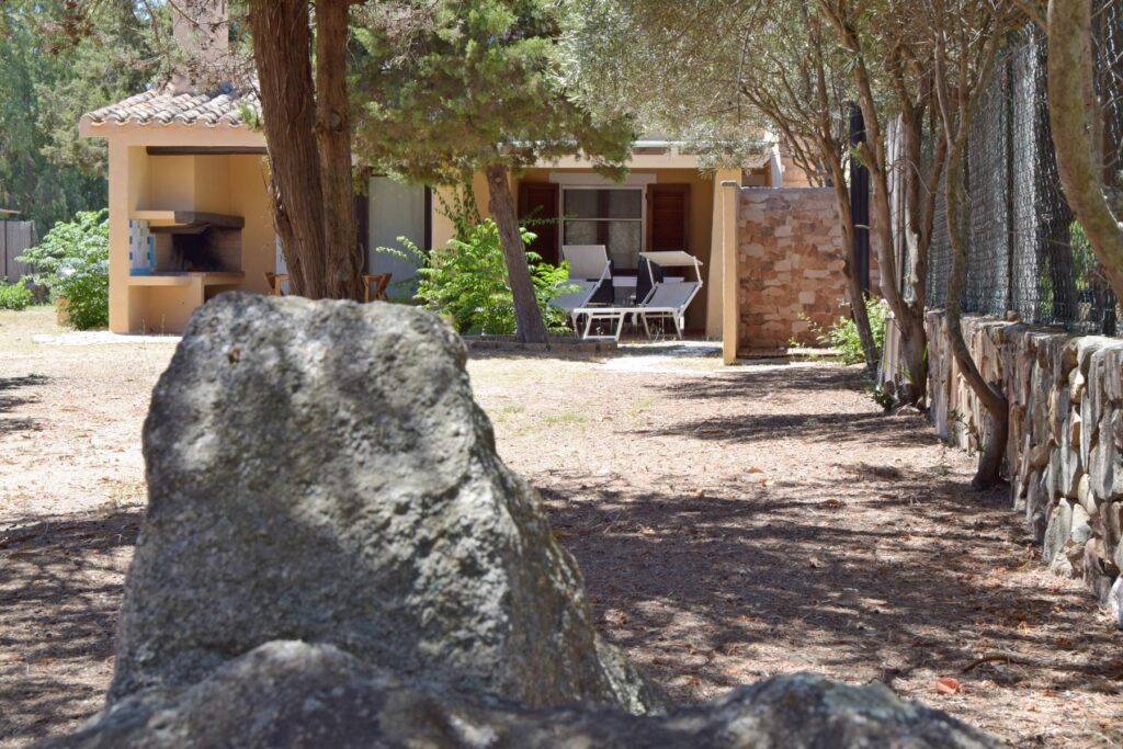 Blick vom Garten auf das Ferienhaus Giunco, Villasimius - meer sardinien urlaub