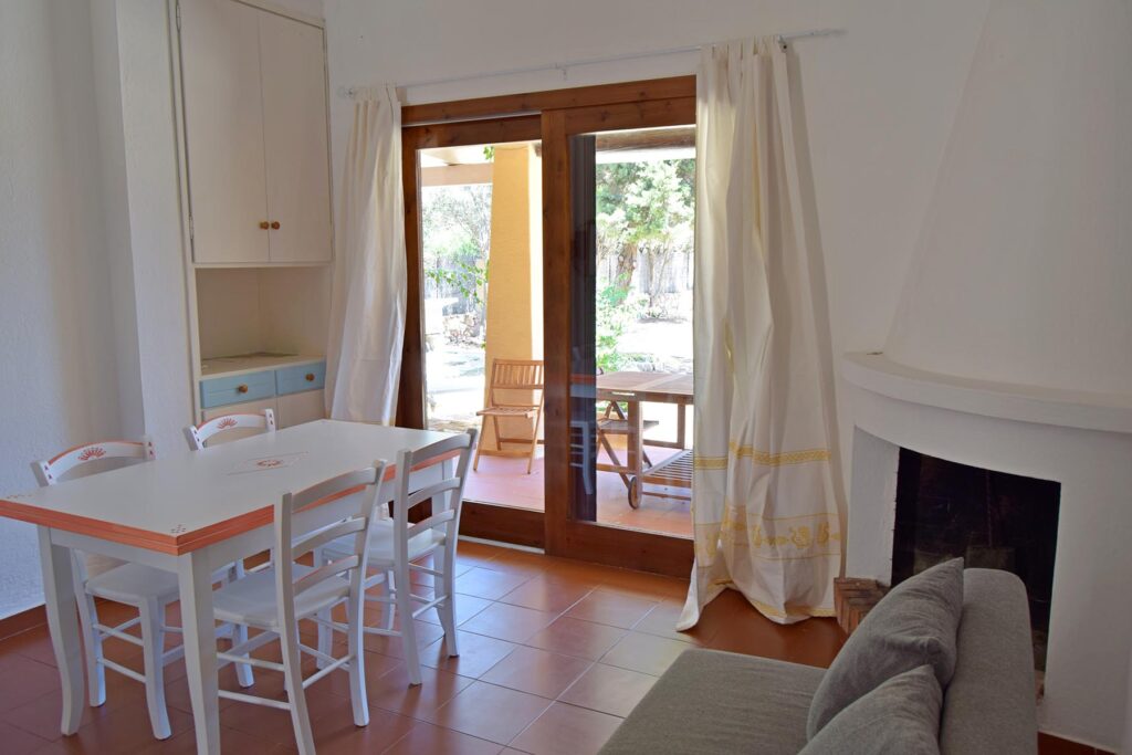 Blick vom Wohnzimmer auf die vorgelagerte Terrasse, Ferienhaus Giunco, Villasimius - meer sardinien urlaub