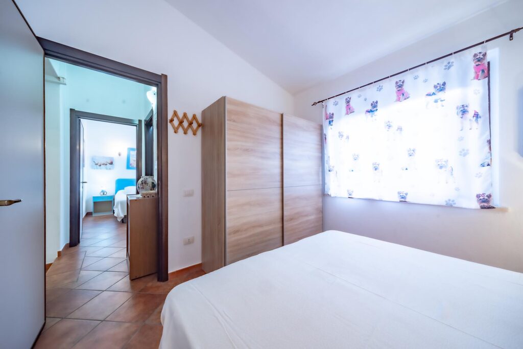 Blick von einem Doppelschlafzimmer zum Vorraum, Ferienhaus Nicola, Costa Rei - meer sardinien urlaub