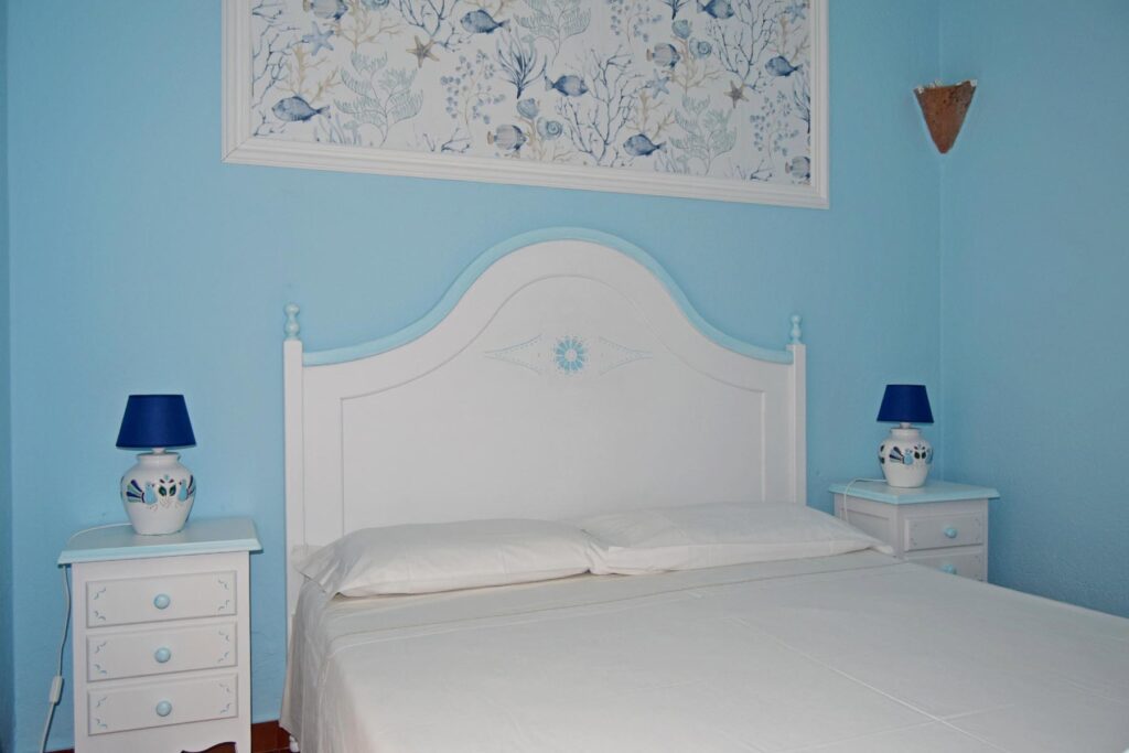 Das Schlafzimmer mit Doppelbett des Ferienhauses Giunco, Villasimius - meer sardinien urlaub