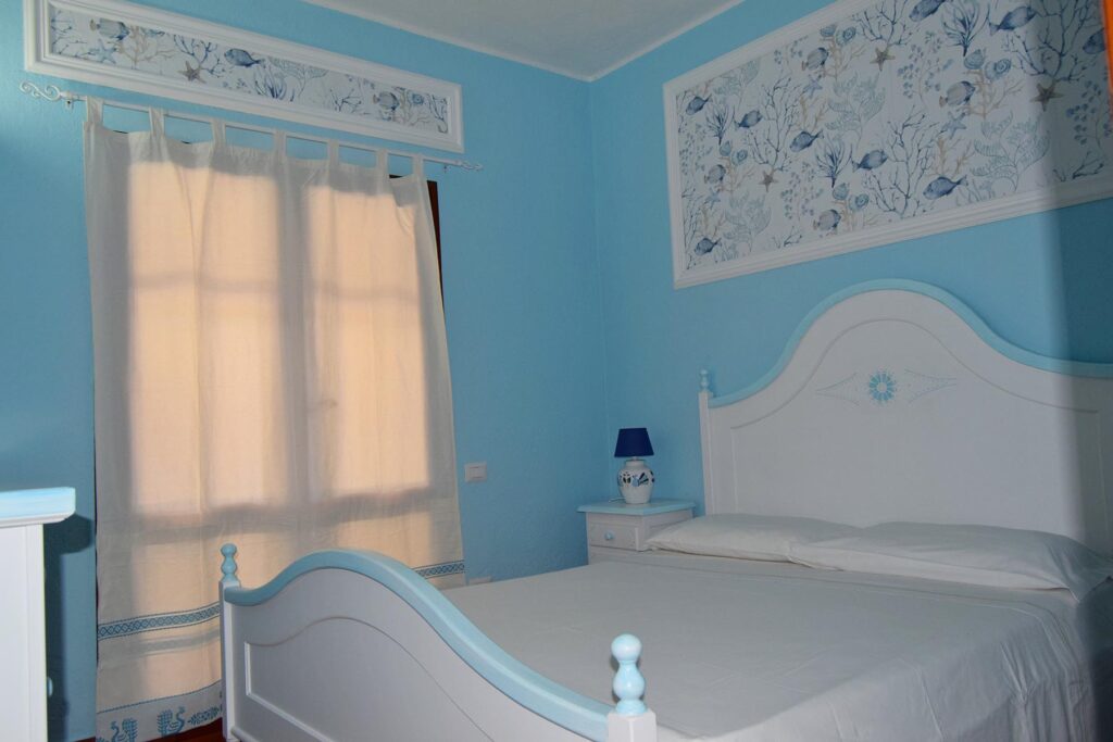 Das Schlafzimmer mit Doppelbett des Ferienhauses Giunco, Villasimius - meer sardinien urlaub