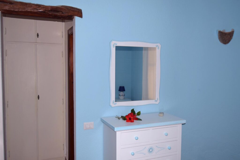 Dezente Blautöne im Schlafzimmer des Ferienhauses Giunco, Villasimius - meer sardinien urlaub