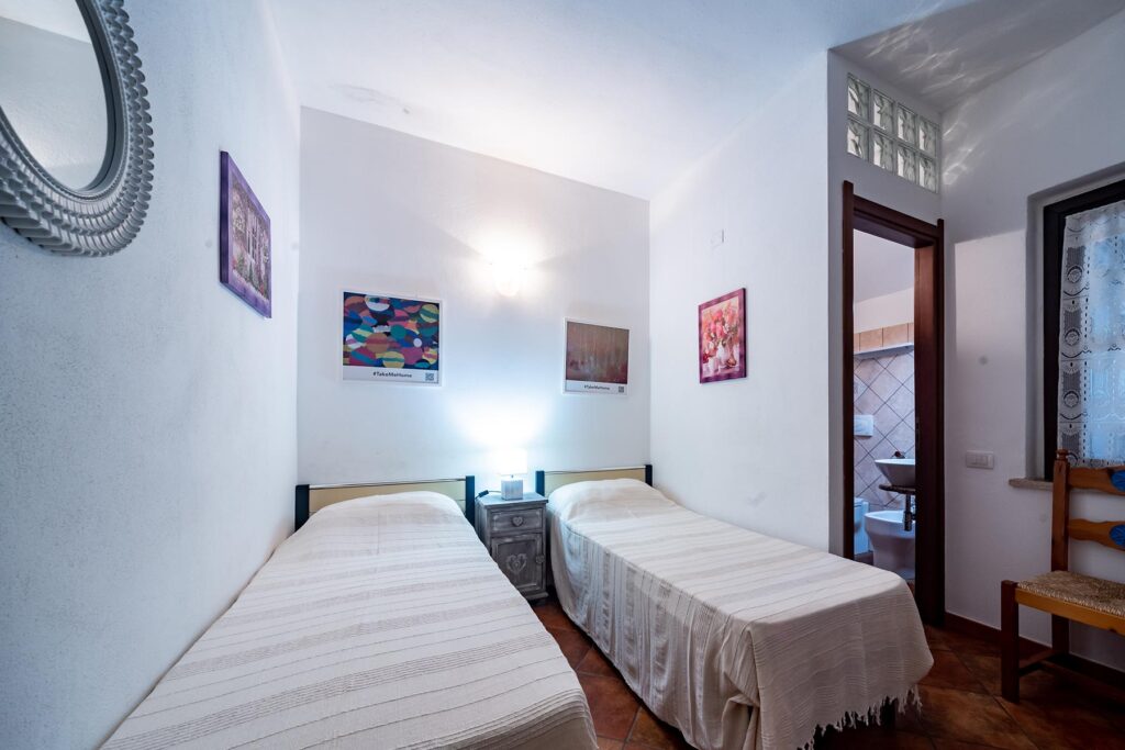 das Schlafzimmer mit zwei Einzelbetten und en-suite-Bad des Ferienhauses Nicola, Costa Rei - meer sardinien urlaub