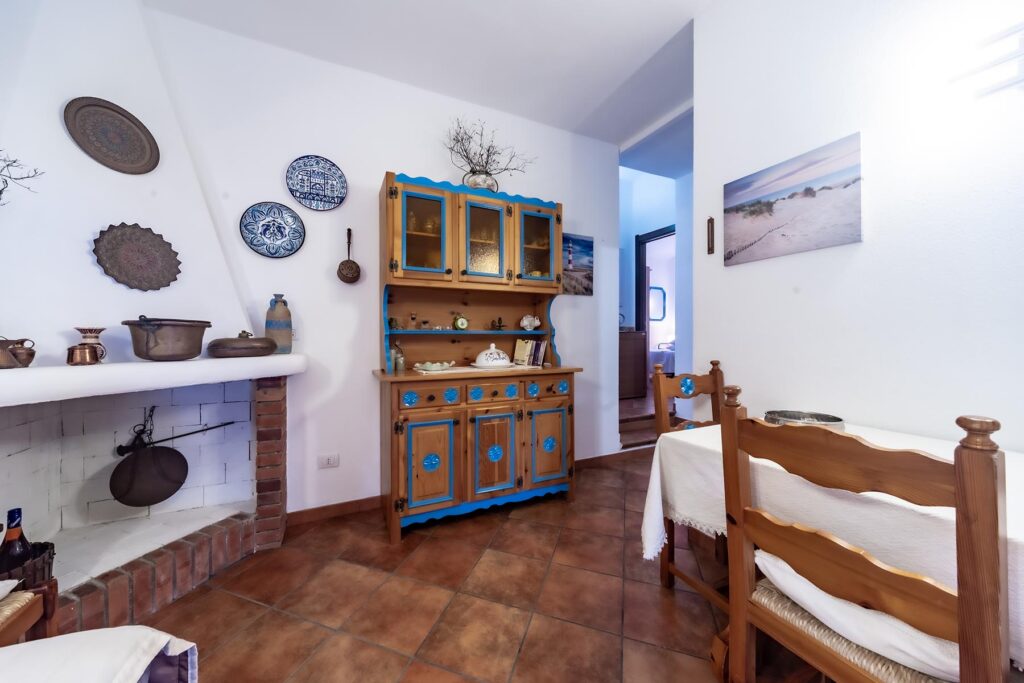 das rustikal-gemütliche Wohnzimmer im Ferienhaus Nicola, Costa Rei - meer sardinien urlaub
