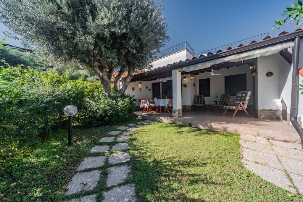der Vorgarten des Ferienhauses Nicola, Costa Rei - meer sardinien urlaub
