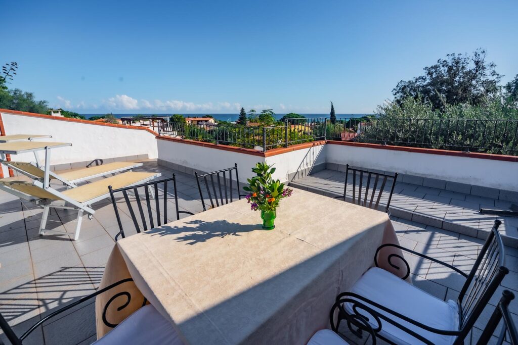 die bestuhlte Dachterrasse des Ferienhauses Nicola, Costa Rei - meer sardinien urlaub