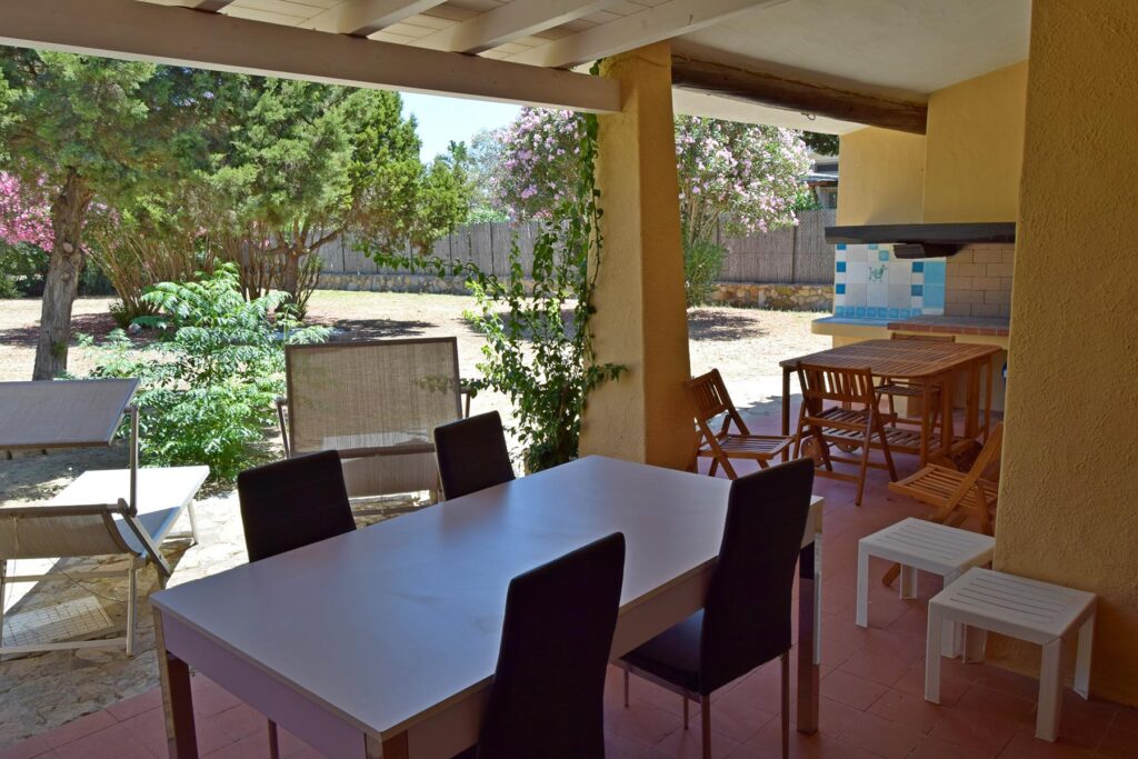 die bestuhlte Terrasse des Ferienhauses Giunco, Villasimius - meer sardinien urlaub