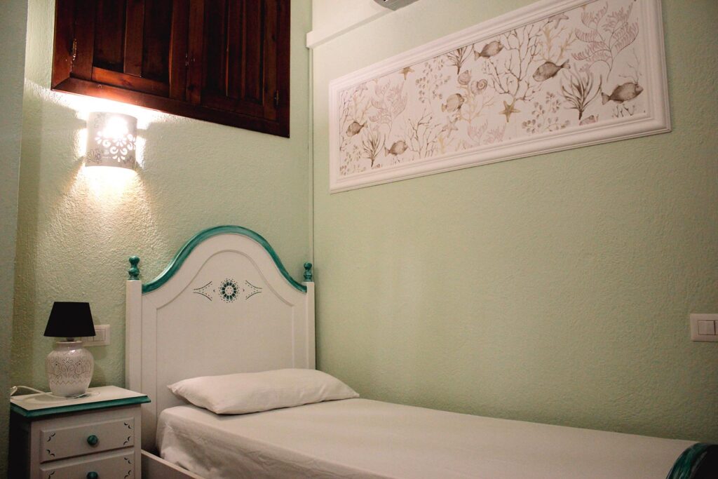 eines der Einzelbetten im Doppelschlafzimmer des Ferienhauses Giunco, Villasimius - meer sardinien urlaub