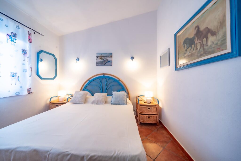 eines der beiden Schlafzimmer mit Doppelbett im Ferienhaus Nicola, Costa Rei - meer sardinien urlaub