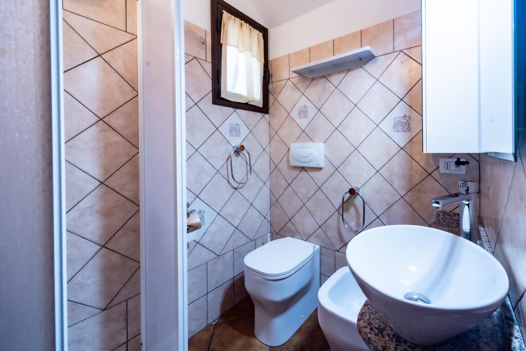 eines der insgesamt zwei Badezimmer im Ferienhaus Nicola, Costa Rei - meer sardinien urlaub