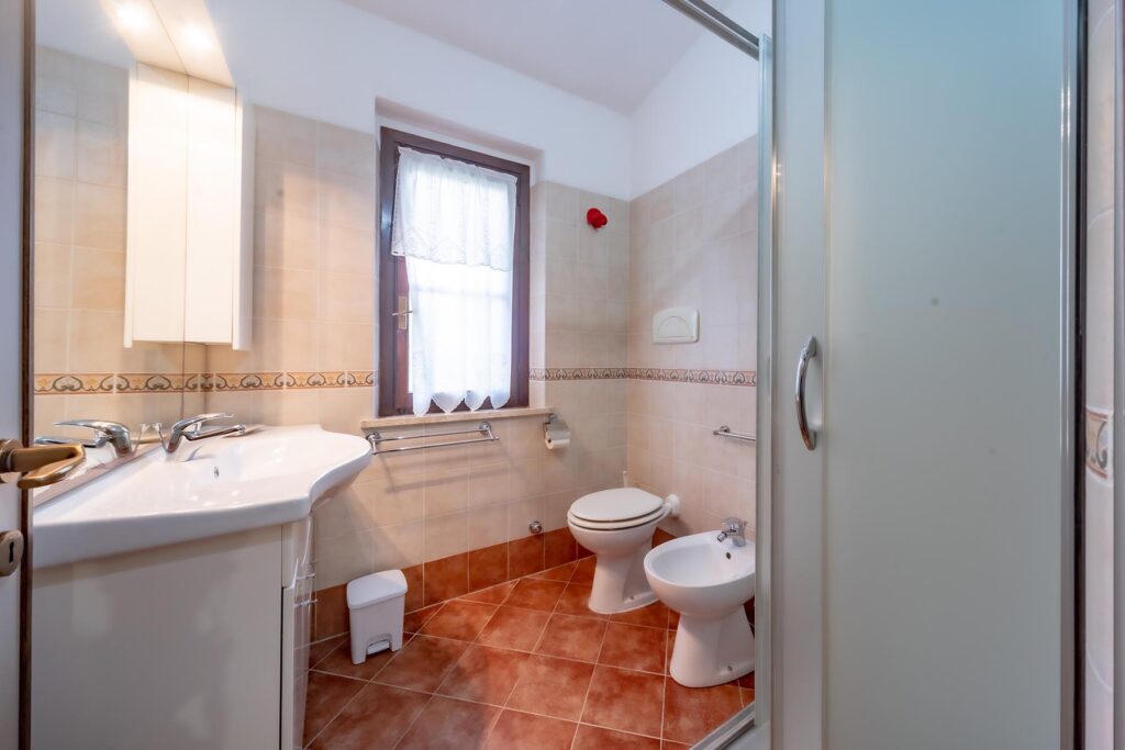 eines der zwei Bäder mit Dusche des Ferienhauses Nicola, Costa Rei - meer sardinien urlaub
