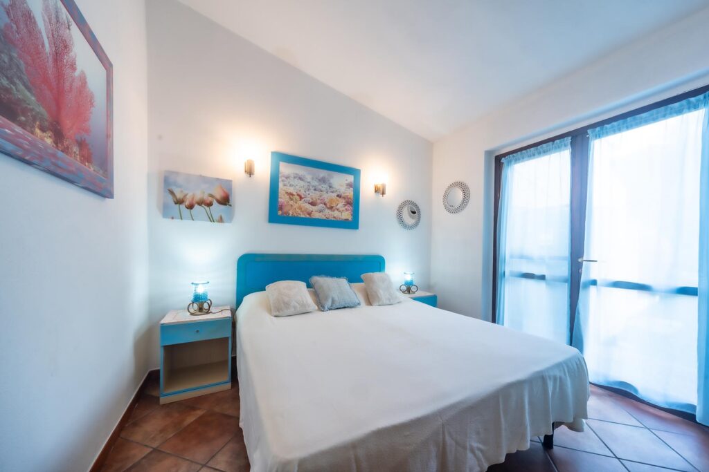 eines der zwei Schlafzimmer mit Doppelbett des Ferienhauses Nicola, Costa Rei - meer sardinien urlaub
