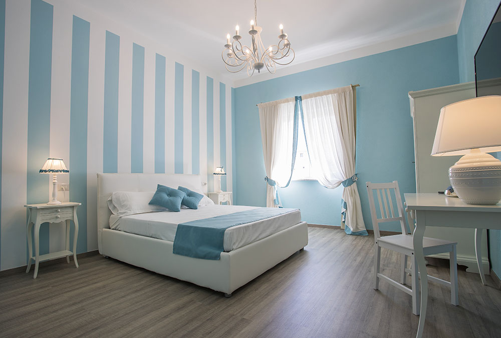 Ansicht des Schlafbereichs des Zimmers 106 im BB Les Suites Magnolia, Olbia - meer sardinien urlaub