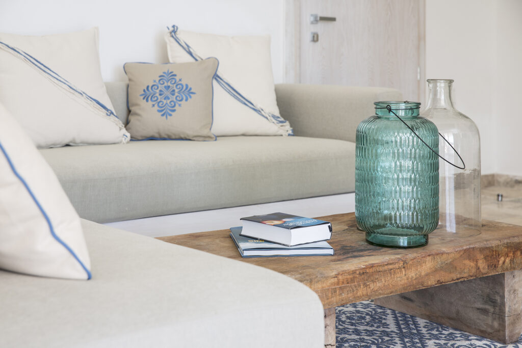 Ansicht eines Sitzbereichs im Hotel Falkensteiner Capo Boi bei Villasimius - meer sardinien urlaub