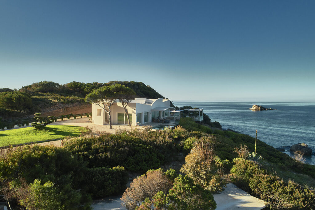 Aussenansicht auf die Villa Bellavista des Hotel Falkensteiner Capo Boi bei Villasimius - meer sardinien urlaub