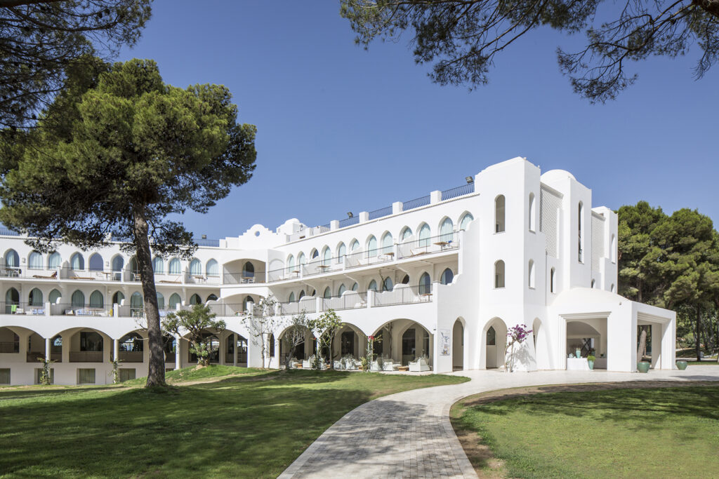 Blick auf das weisse Gebäude des Hotel Falkensteiner Capo Boi bei Villasimius - meer sardinien urlaub