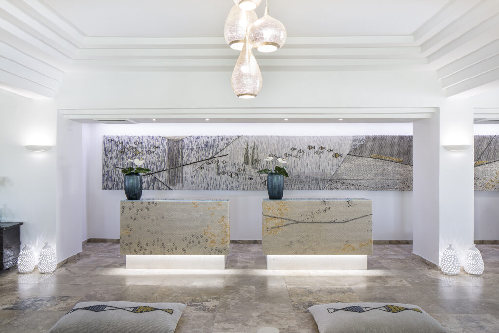 Blick auf die stilvollen Rezeptionstresen vom Hotel Falkensteiner Capo Boi bei Villasimius - meer sardinien urlaub