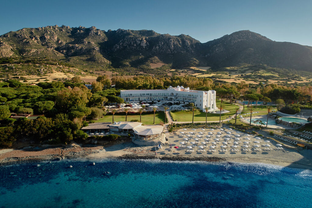 Blick aus der Vogelperspektive über das Meeer auf das Hotel Falkensteiner Capo Boi bei Villasimius - meer sardinien urlaub