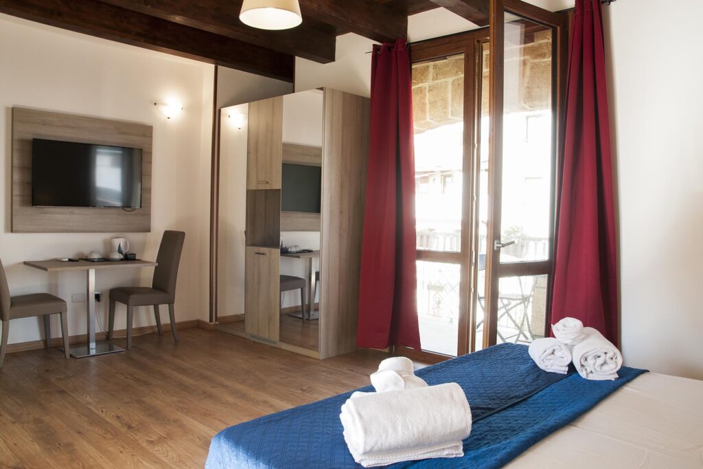 Blick vom Doppelbett in das Deluxe-Zimmer 205, Hotel Maison de Charme Bienestar, Alghero - meer sardinien urlaub