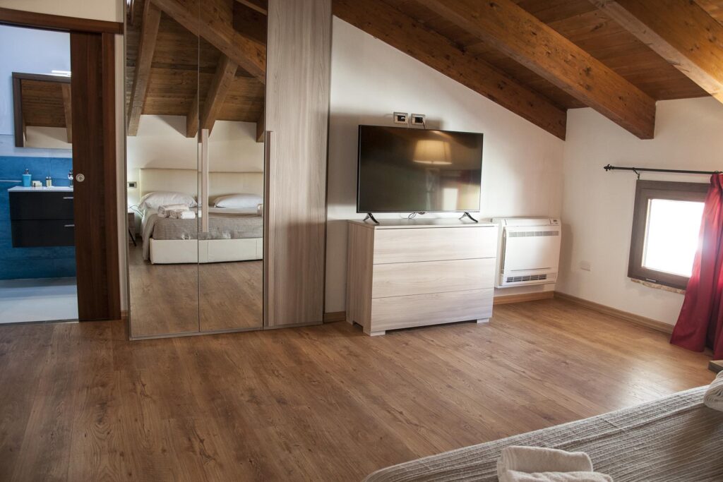Blick vom Family-Zimmer 303 zum Bad, Hotel Maison de Charme Bienestar, Alghero - meer sardinien urlaub